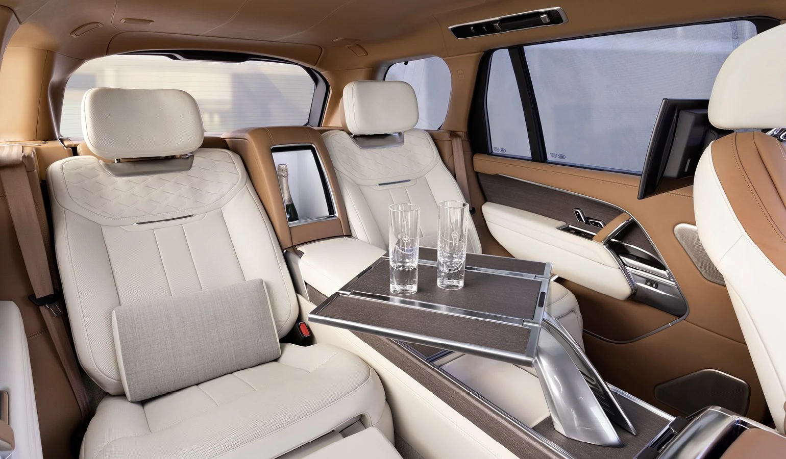 The New Range Rover SV